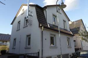 Modernisiertes Haus mit zwei Wohnungen und großem Garten in zentraler Lage! – Die vollständige Adresse der Immobilie erhältst du vom Anbieter., 69514 Laudenbach – Vorschaubild 1