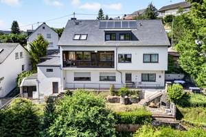 Großzügiges und gepflegtes Zweifamilienhaus in ruhiger Höhenlage!