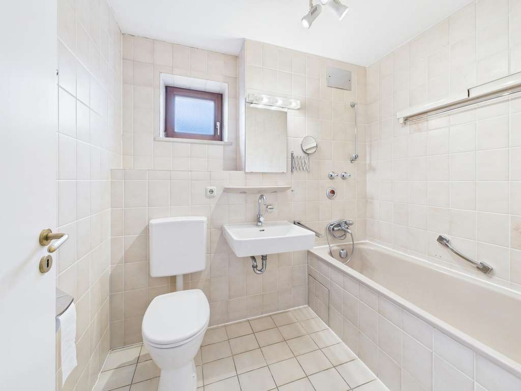 Immobilie in Ebersberg - Helle 2-Zimmer-Dachgeschosswohnung mit Balkon - Bild 3