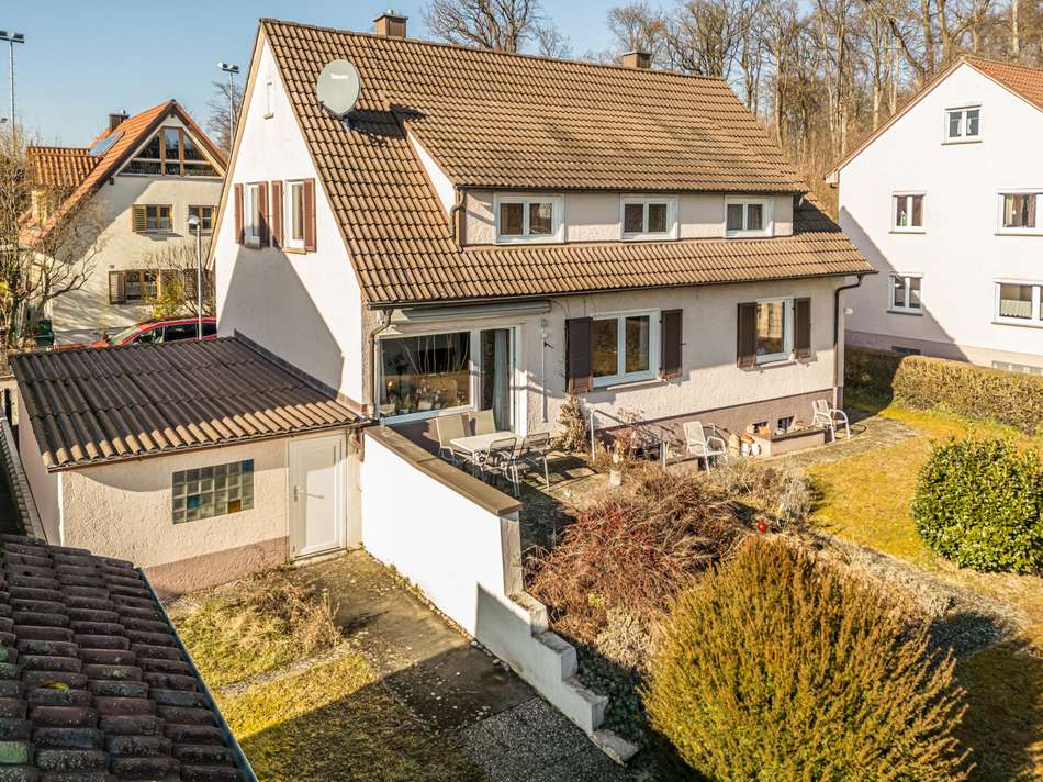 Zweifamilienhaus mit Garage