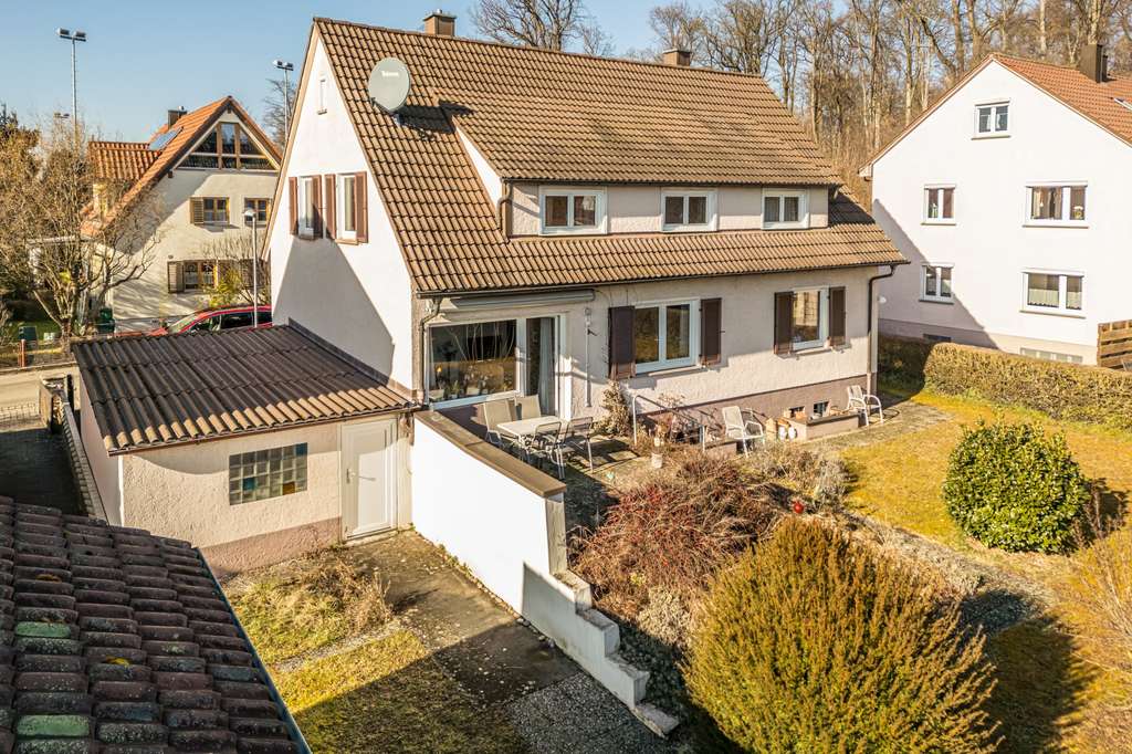 Immobilie in Wolfschlugen - RUHIGE, NATURNAHE LAGE! Gepflegtes Zweifamilienhaus mit großem Garten und Garage - Bild 4