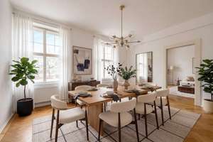 Historischer Charme: Stilvolle Altbauwohnung mit flexiblem Raumangebot