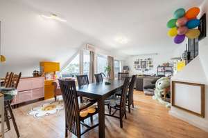 Sonnenplatz inklusive, Stilvolle 3-Zimmer-Wohnung mit zwei großzügigen Dachterrassen