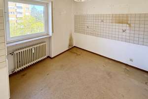 MIT BLICK INS GRÜNE: SAN.-BEDÜRFTIGE 2-ZI-ETW MIT SÜDBALKON, LIFT UND TG-STELLPLATZ IN ER-BÜCHENBACH – Kulmbacher Straße 14, 91056 Büchenbach Nord, Erlangen – Vorschaubild 9