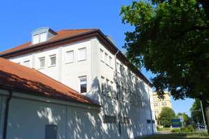 Geräumige und helle 2-Zimmer-Wohnung mit Laminatboden, halboffener Küche und Bad mit Dusche