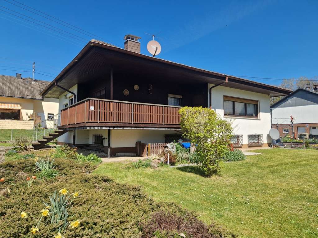 Immobilie in Bad Marienberg (Westerwald) - Gepflegtes Einfamilienhaus im Bungalowstil mit schönem Grundstück in Langenbach! - Bild 2