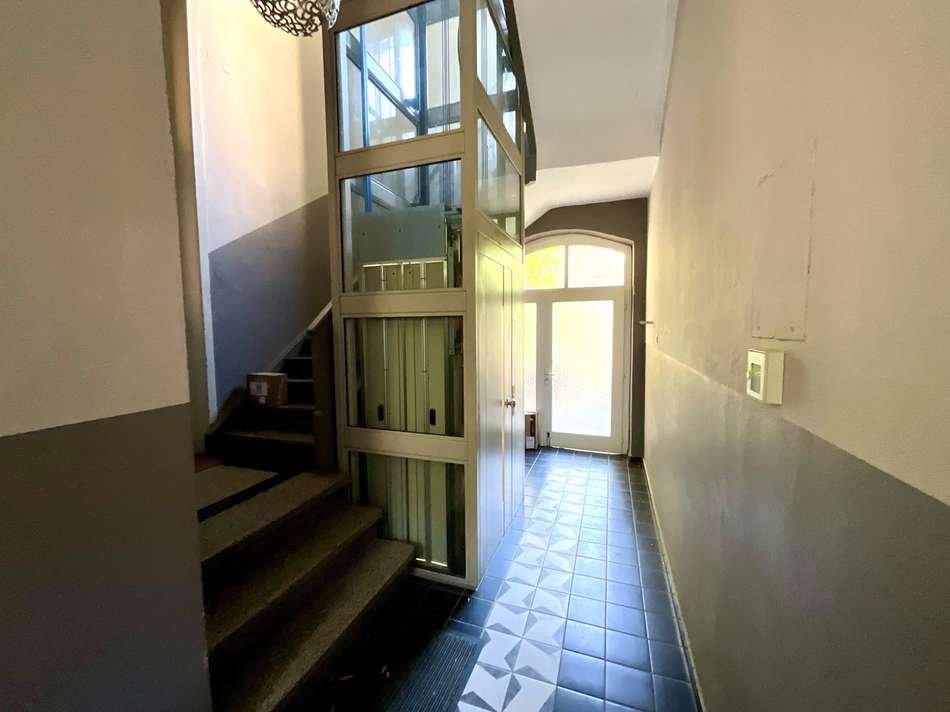 Treppenhaus mit Fahrstuhl
