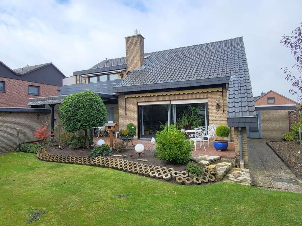 Freistehendes Ein-/Zweifamilienhaus mit zwei Garagen in begehrter Wohnlage von Delmenhorst!