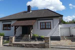 Modernisierter Walmdachbungalow mit Wohlfühlgarantie – Die vollständige Adresse der Immobilie erhältst du vom Anbieter., 67454 Haßloch – Vorschaubild 1