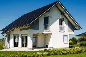 Neuwertiges Einfamilienhaus mit Doppelcarport und Außenanlagen