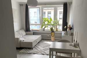 Helle möbilierte 1-Zimmerwohnung mit Balkon in Stadtmitte   – Oststraße 112, 40210 Düsseldorf – Vorschaubild 1