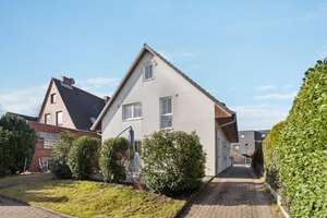 Moderne Doppelhaushälfte mit wohnlichem Spitzboden und sonnigem Garten - Willkommen in Stellingen -