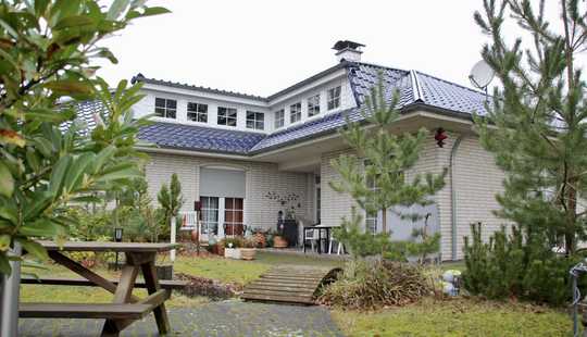 Bild von Großzügiges, freistehendes  Einfamilienhaus mit Galerie, Sauna, Kamin & unverbautem Blick
