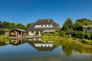 Großzügiges Einfamilienhaus mit Schwimmteich, Sauna und besonderem Wohnambiente