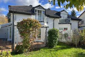 Moderne, großzügige Walmdach-Doppelhaushälfte in München – Altaubing