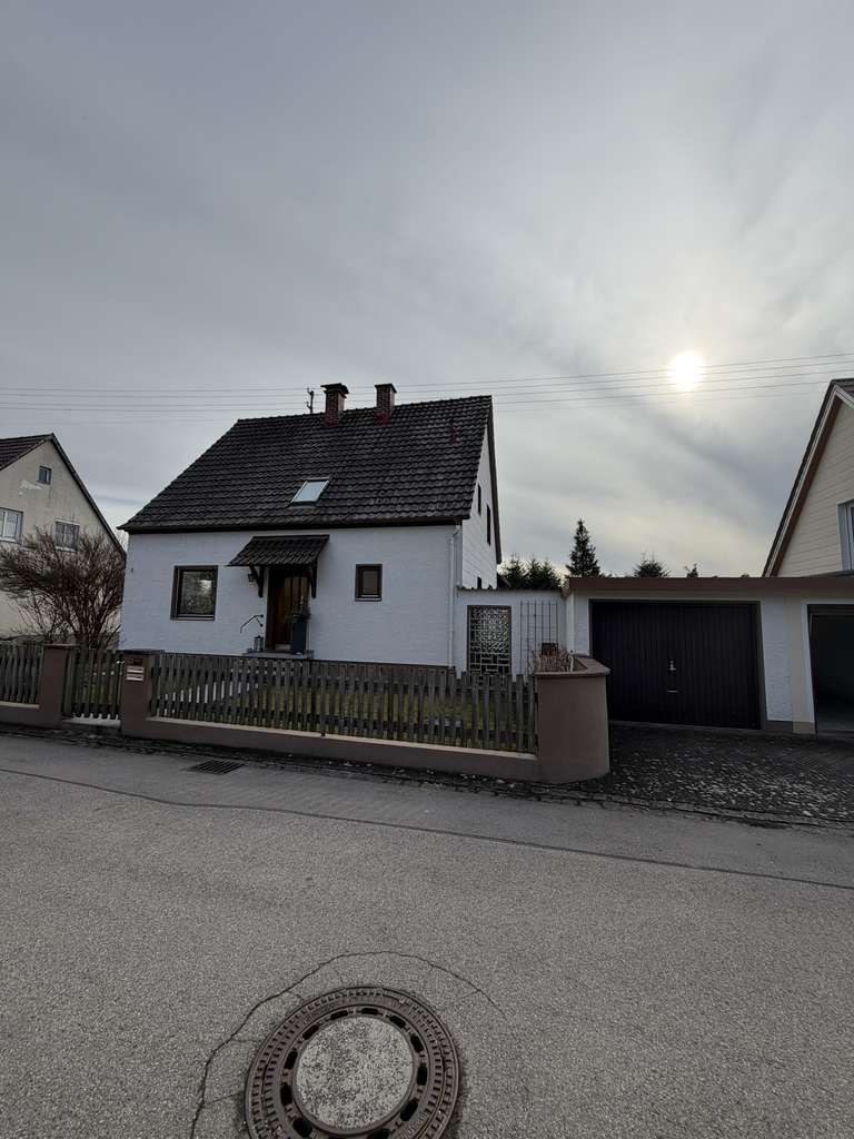 Immobilie in Dinkelscherben - Viel Platz für die Familie – Einfamilienhaus mit Terrasse & Balkon - Bild 0