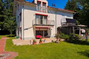 Möblierte 2-Zimmer-Erdgeschosswohnung mit großflächigen Garten, Einbauküche & Carport in Feldmoching – Die vollständige Adresse der Immobilie erhältst du vom Anbieter., 80995 Feldmoching, München – Vorschaubild 1