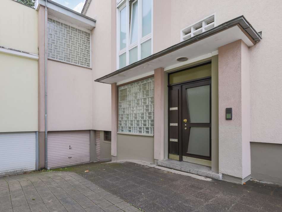 Hauseingang und Zufahrt Garage