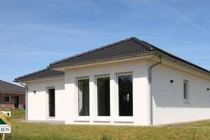 PROV.FREI FÜR KÄUFER: ERSTBEZUG EFFIZIENTER KFW55-BUNGALOW BJ 2023 - SMART HOME MIT GR. TECHNIKPAKET – Die vollständige Adresse der Immobilie erhältst du vom Anbieter., 29582 Hanstedt – Vorschaubild 1