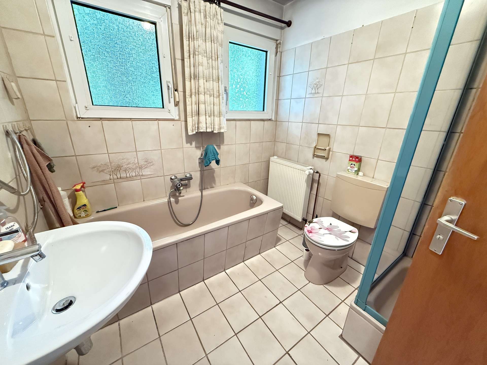 Immobilie in Herdorf - Viel Platz für die Familie – großzügiges Einfamilienhaus mit Wintergarten, Pool und zwei Garagen! - Bild 4