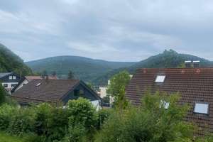 1 Zimmer, fantastischer Ausblick, riesiger Südwestbalkon und Tiefgaragenstellplatz – Breitensteinstr. 66, 72574 Bad Urach – Vorschaubild 1