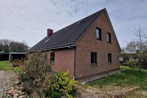 Wohnhaus mit Garage auf 779 m² großem Grundstück