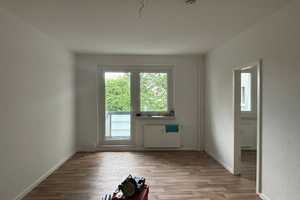 In Sanierung für Sie! Appartement für die kleine Familie - mit Balkon und Aufzug! – Kastanienallee 84, 12627 Berlin – Vorschaubild 1