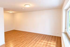 Frisch renovierte 1-Zimmer-Wohnung mit großem Südbalkon, EBK, Stellplatz u. Aufzug – Friedrich-Ebert-Straße 45, 93051 Großprüfening-Dechbetten-Königswiesen, Regensburg – Vorschaubild 6