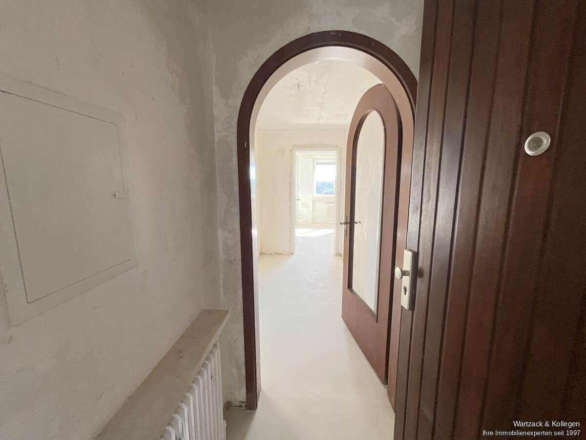 Immobilie in Schwaig bei Nürnberg - Über den Dächern von Schwaig - 3-Zimmer-Wohnung mit Ausblick, Balkon, Einbauküche und Garage - Bild 2