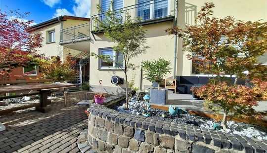 Bild von Modernes Zweifamilienhaus mit Einliegerwohnung, Skylineblick, PV-Anlage, Fußbodenheizung in Toplage