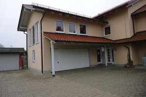 Schöne 4-Zimmer-Doppelhaushälfte mit gehobener Innenausstattung und EBK in Reichstorf – Reichstorf 100, 94428 Eichendorf – Vorschaubild 1