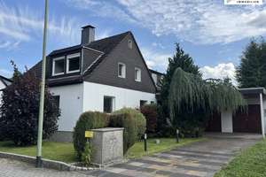 Doppelhaushälfte mit herrlichem Grundstück und viel Potential
