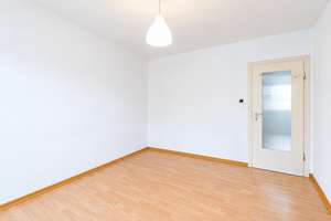 Ginnheim! Durchdachte 3-Zimmer mit Balkon, Einbauküche, Klimaanlage und optionalem Stellplatz – 60431 Ginnheim, Frankfurt am Main – Vorschaubild 5
