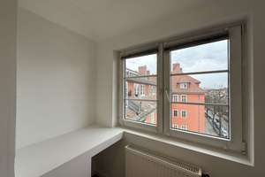 Bezugsfreie, großzügige 1-Zimmer-Altbauwohnung im Dachgeschoss mit schönem Balkon und Wohnküche! – Kurfürstenstraße 57, 12105 Mariendorf, Berlin – Vorschaubild 4
