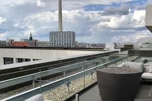 Luxuriöse 2 Zimmer Wohnung in Mitte * mit EBK, Loggia, Dachterrasse, Gym & Concierge * Erstbezug – Voltairestraße 11, 10179 Mitte (Ortsteil), Berlin – Vorschaubild 2