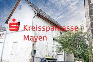 Sanierungsbedürftiges Wohnhaus m. Nebengebäude, Stellplatz u. kl. Garten – Die vollständige Adresse der Immobilie erhältst du vom Anbieter., 56637 Plaidt – Vorschaubild 1