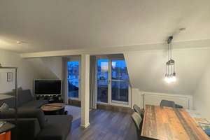 Moderne, vollständig renovierte 2-Zimmer-DG-Wohnung mit Balkon und Einbauküche in Sülz, Köln – Die vollständige Adresse der Immobilie erhältst du vom Anbieter., 50937 Sülz, Köln – Vorschaubild 2