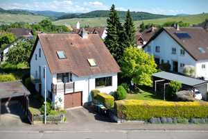 Idyllisch gelegenes Einfamilienhaus mit Einliegerwohnung in Ortsrandlage – Breisgau-Hochschwarzwald (Kreis) – Vorschaubild 1