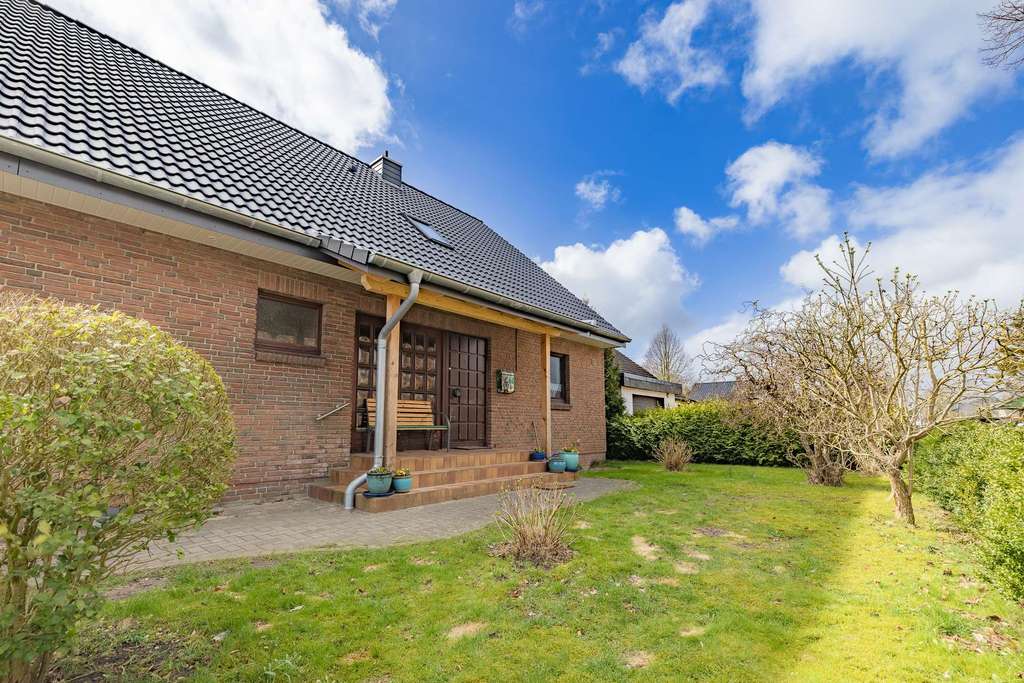 Immobilie in Christiansholm - Familienglück im Grünen: solides Backsteinhaus mit 6 Zimmern und großem Garten, vollunterkellert - Bild 1