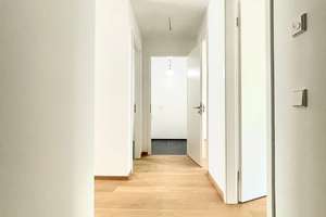 Lichtdurchflutete  Drei-Zimmer-Erdgeschosswohnung mit sonniger Terrasse – Die vollständige Adresse der Immobilie erhältst du vom Anbieter., 81543 Siebenbrunn, München – Vorschaubild 5