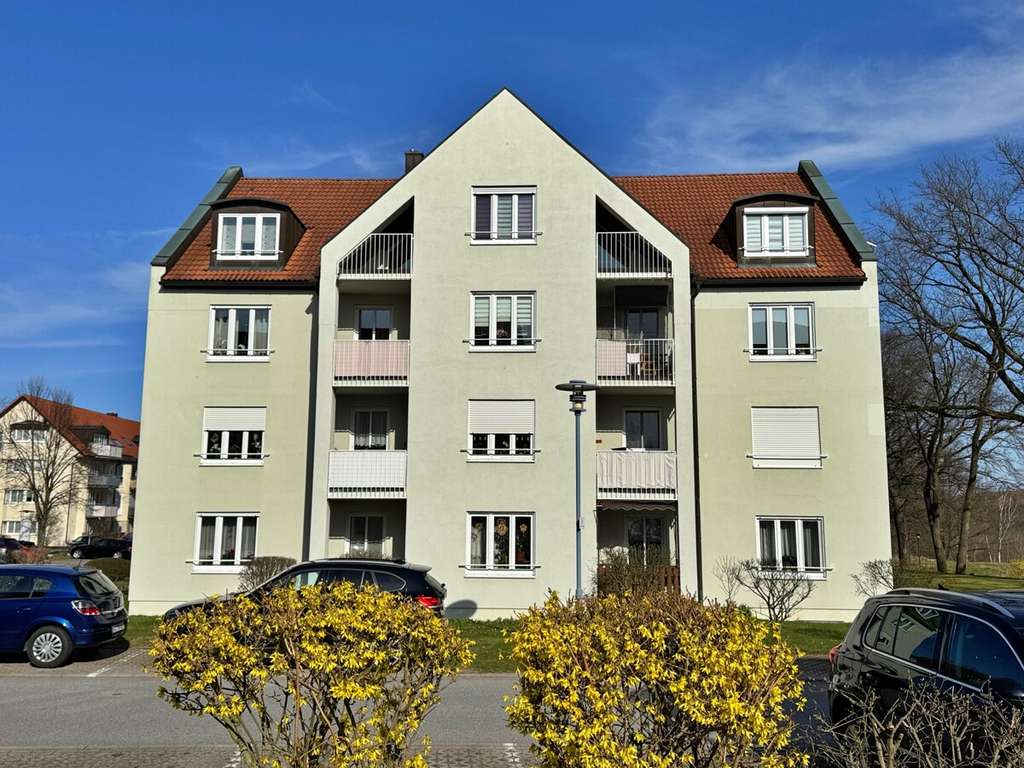 Immobilie in Bischofswerda - Gepflegte 3-Raumwohnung mit 2 Balkonen & Pkw‑Stellplatz in ruhiger Wohnlage - Bild 2