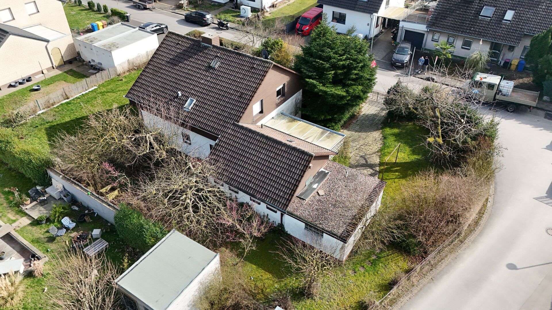 Freistehendes Einfamilienhaus zur Sanierung auf großem Grundstück in Rosellen, Neuss Rhein Kreis – Bild 4