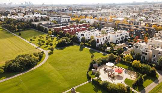 Bild von FELDRAND. RIEDBERG. RARITÄT. – Exklusive Doppelhaushälfte mit Luxusausstattung und Weitblick.