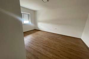 ! Modernes Reihenhaus mit viel Platz ** Effiziente Bauweise ** mit Garage * Provisionsfrei – Die vollständige Adresse der Immobilie erhältst du vom Anbieter., 92708 Mantel – Vorschaubild 2