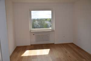 provisions-frei: Helle 3-Zimmer Wohnung im 7. OG mit Balkon in München-Moosach – Treitschkestr. 4, 80992 Alt-Moosach, München – Vorschaubild 3