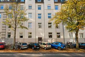 Flingern! Ruhige und helle 2 Zimmer Dachgeschosswohnung mit grosser Wohnküche