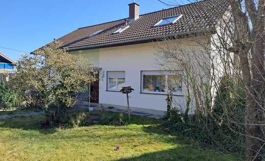 Gemütliches, freistehendes Einfamilienhaus mit Einliegerwohnung und zwei Garagen