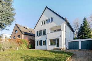Stockum: Repräsentatives, freistehendes Stadthaus mit Garten und zwei Garagen