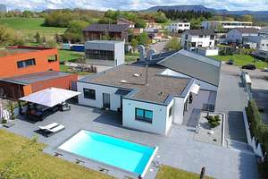 Exklusives und energieeffizientes Einfamilienhaus mit Swimmingpool und Kfz-Lackierfachbetrieb – Die vollständige Adresse der Immobilie erhältst du vom Anbieter., 72810 Gomaringen – Vorschaubild 1