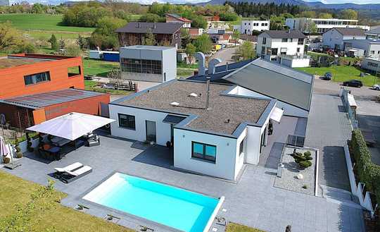 Exklusives Einfamilienhaus mit Swimmingpool, Einliegerwhg. und Kfz-Lackierfachbetrieb in Gomaringen